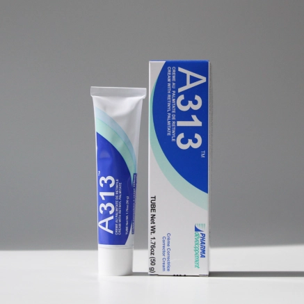 A313 cosmétique tube et étui côte à côte, debout.